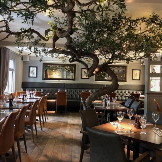 Full & part time waiting staff required