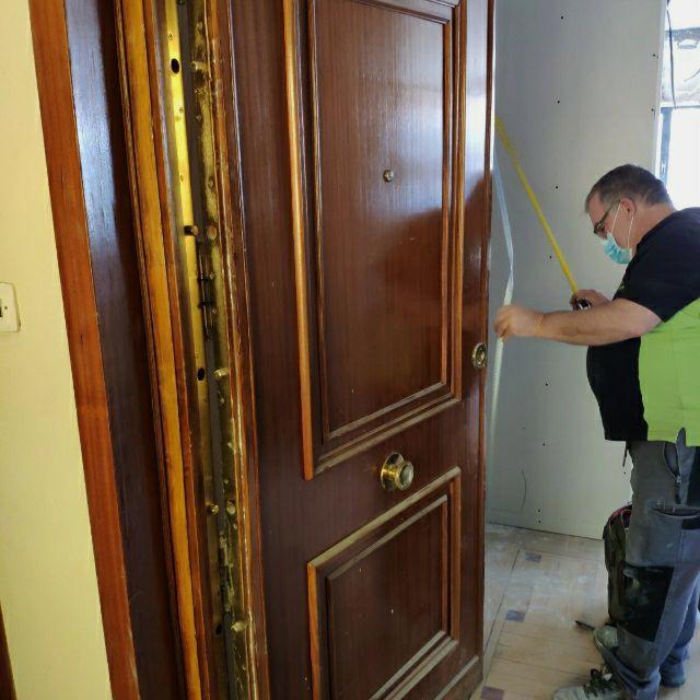 AYUDANTE DE MONTAJE DE PUERTAS ACORAZADAS