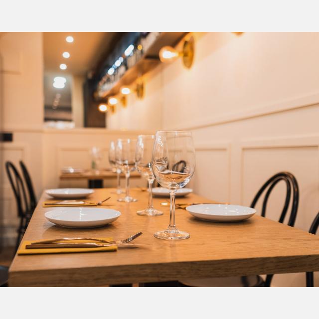Camarera para restaurante gastronomico