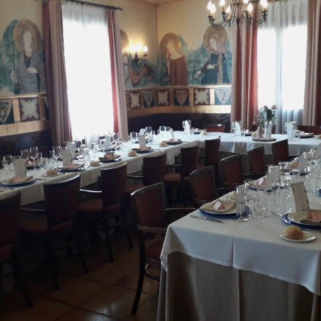 Camarero sala restaurante y cafetería