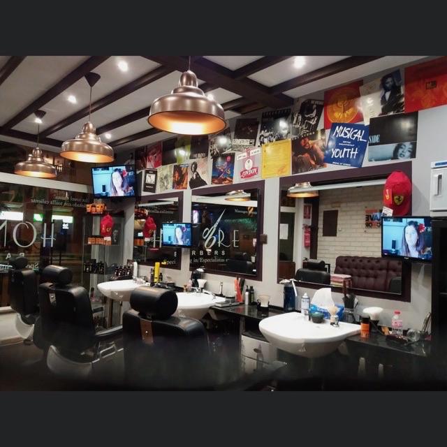 Buscando Barbero/ Looking For A Barber.