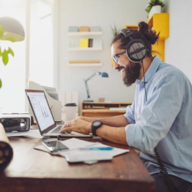 Trabaja desde casa como Teleoperador/a ONG 900€ Fijos
