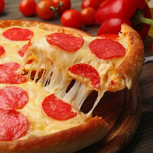 Pizzero/a . un planchista y un repartidor