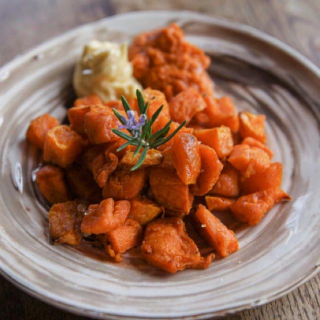 Camarero/a y Ayudante/a de Cocina