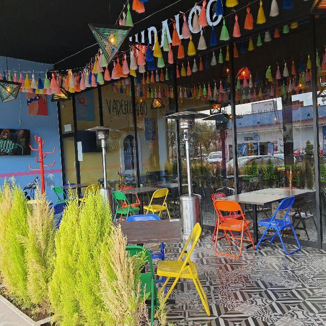 Mesera vendedora