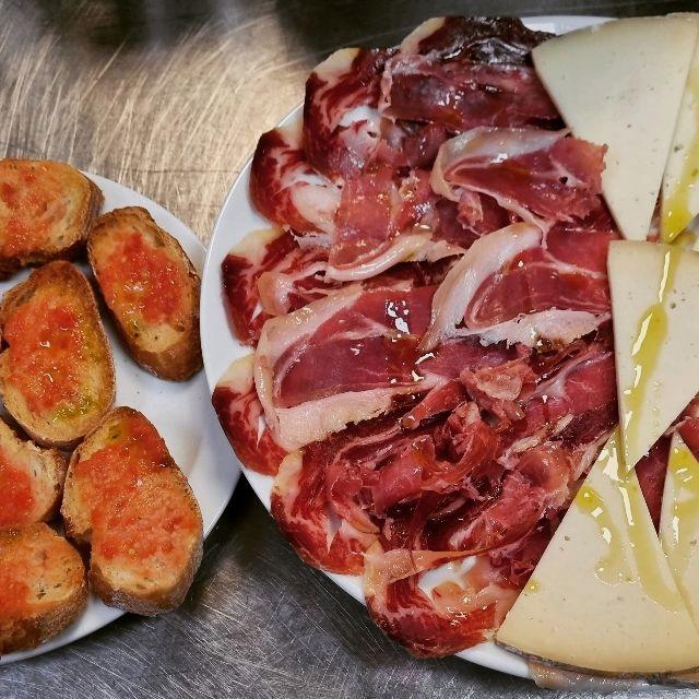 Ayudante/a de Cocina y Limpiador/a