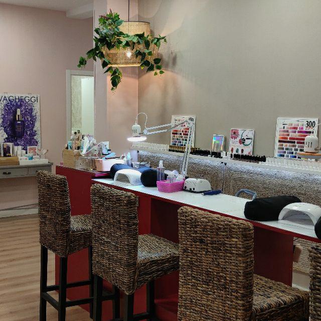 Manicurista Técnica Uñas Acrilicas/Esteticista