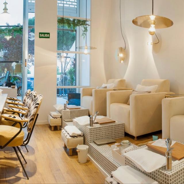 Manicurista, pedicurista y esteticien