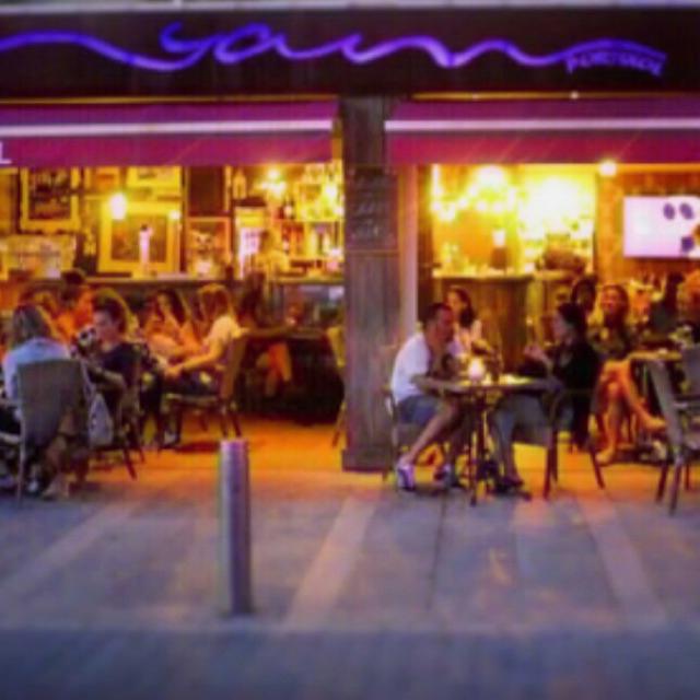 Camarero/a y Ayudante/a de Cocina