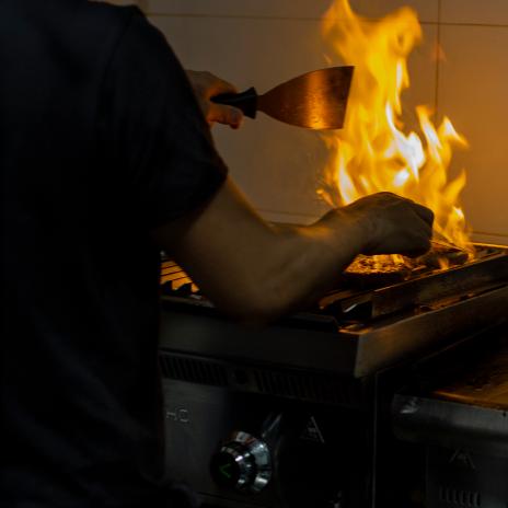 Cocinero/a y Ayudante/a de Cocina