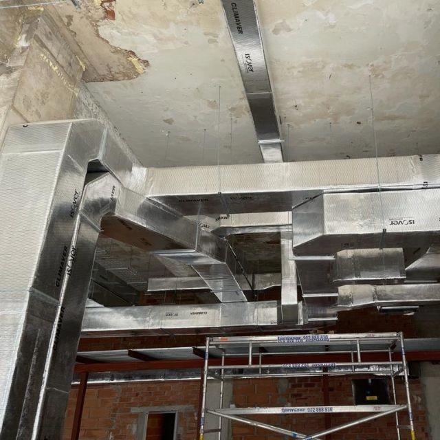 Instalador de conductos de fibra y chapa
