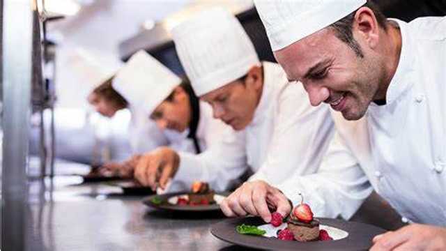 Cocinero/a y Ayudante/a de Cocina