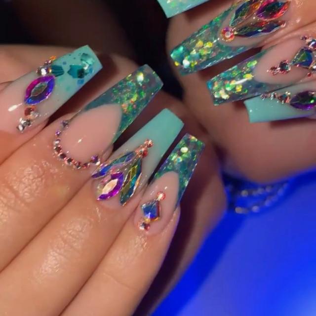 Esteticien uñas de gel o acrílicas