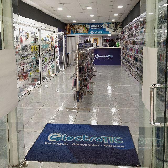 Técnico electrónico especializado en reparación de smartphones