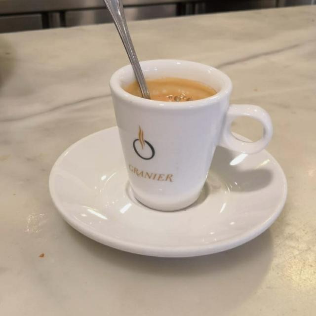 Se necesita dependienta para cafetería/panadería