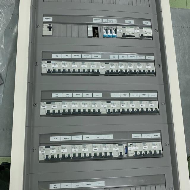Montador cuadros eléctricos