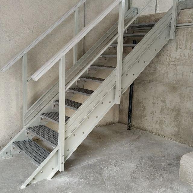 Oficial de 1@ en carpinteria de aluminio: