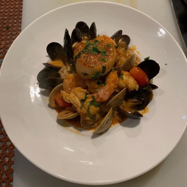 Cocinero de línea comida italiana americana